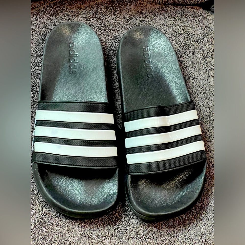 Adidas men’s beach shoes. Sz 10 like new condition!